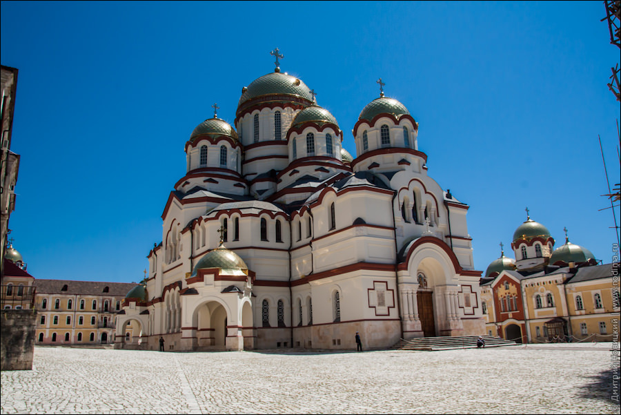 Монастырский двор