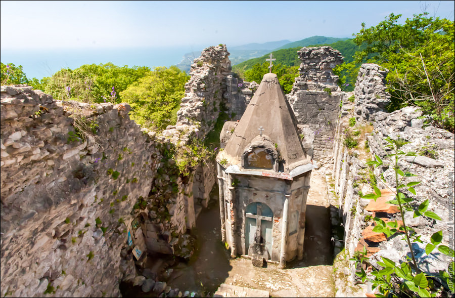 Останки церкви