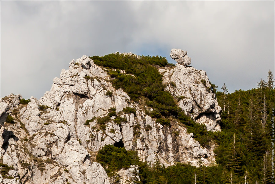 Камень на скале
