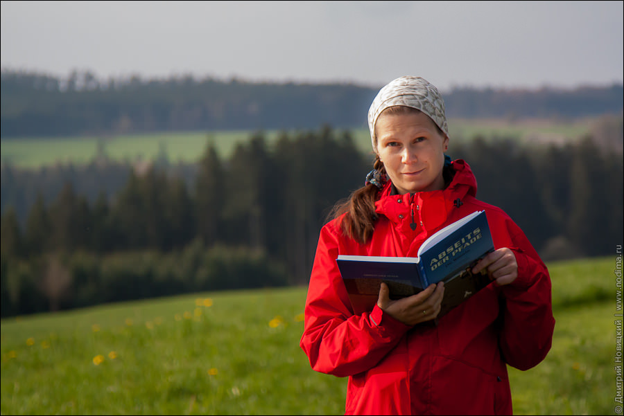 Юля читает книгу Тобиаса о его кругосветном путешествии