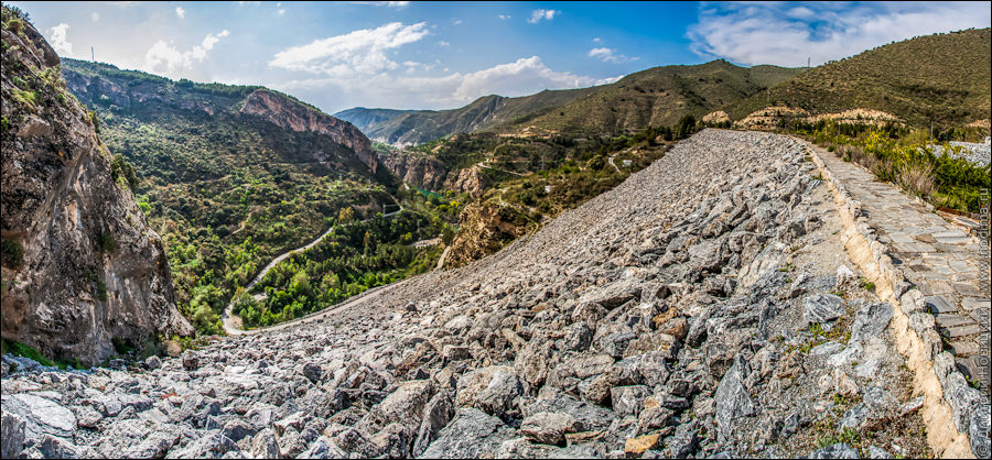 Каменная дамба