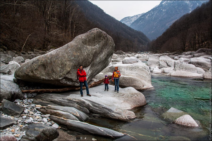 Огромные валуны на реке Верзаска