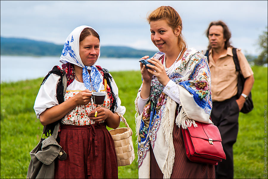 Девушки в народных костюмах пьют чай