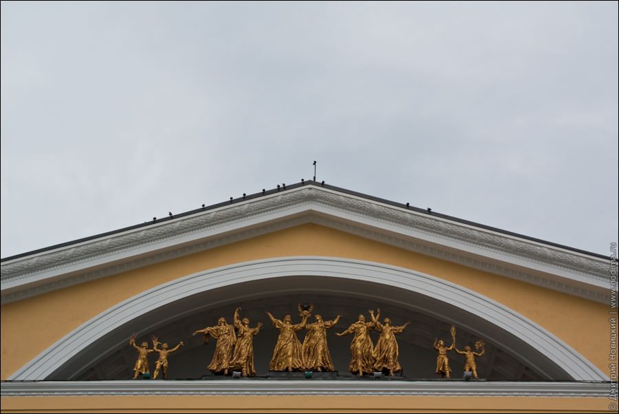 Арка со скульптурами